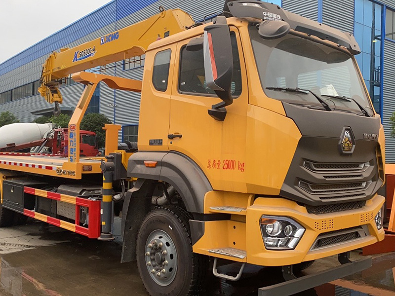 中國(guó)重汽帶吊清障車(chē)