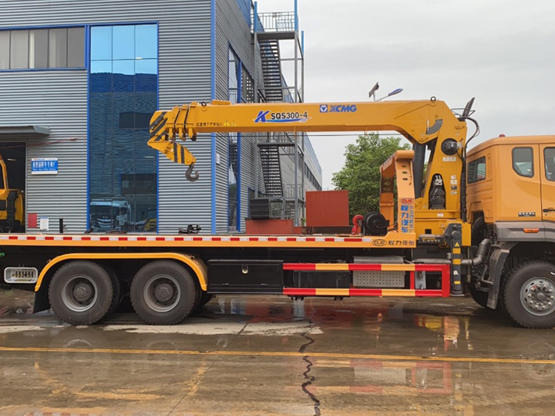 中國(guó)重汽帶吊清障車(chē)