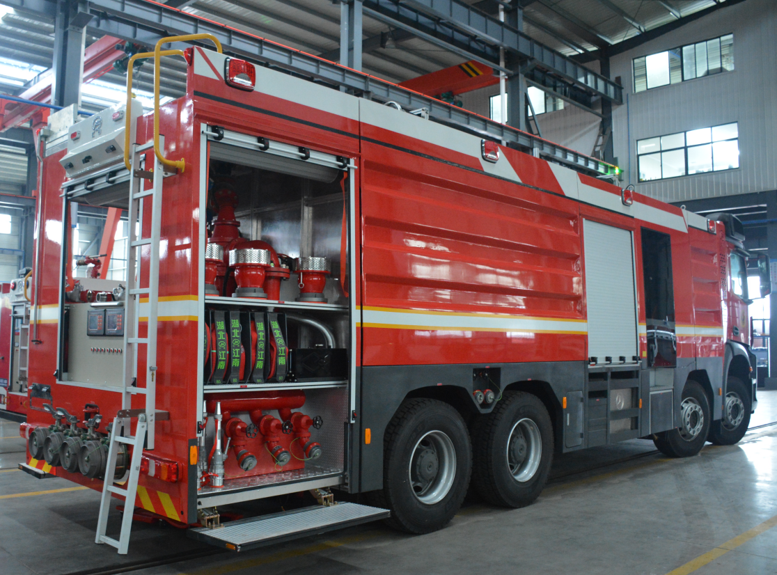 國六  18T奔馳8x4泡沫消防車
