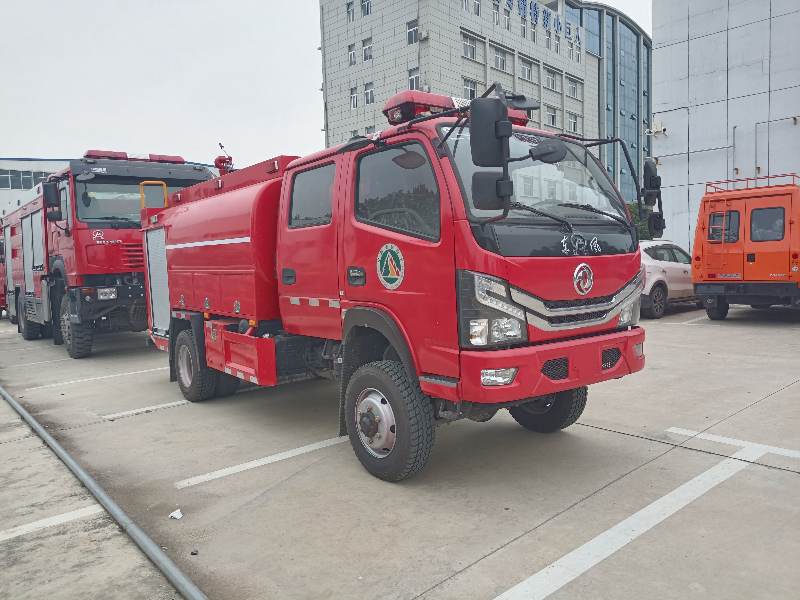 4.5噸東風(fēng)四驅(qū)雙排森林水罐消防車